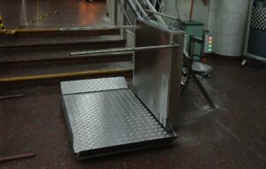 Установленные подъемники для инвалидов в бизнес-объектах