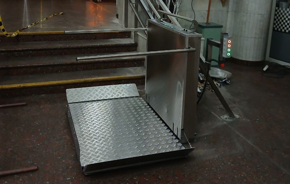 Установленные подъемники для инвалидов в бизнес-объектах